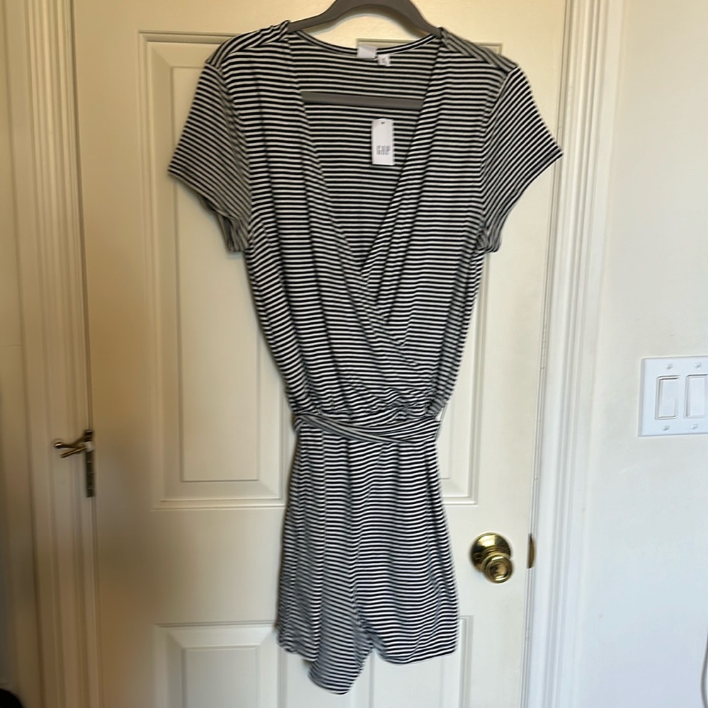 Gap size Medium Tall ROMPER. Stretchy cotton . Classic white/Navy stripes